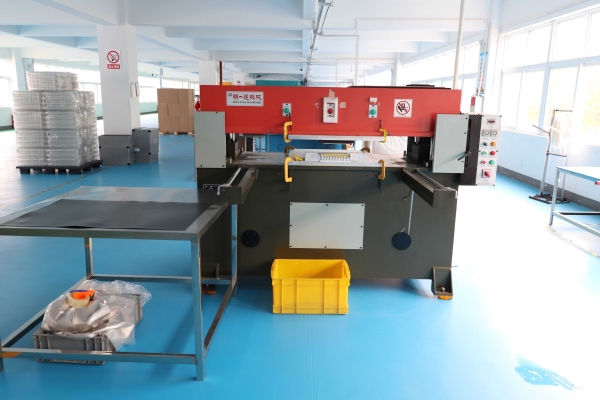 吸(xi)塑包裝生産車間(jian)