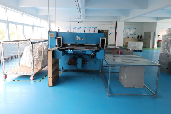 吸塑包(bāo)裝生産(chan)車間