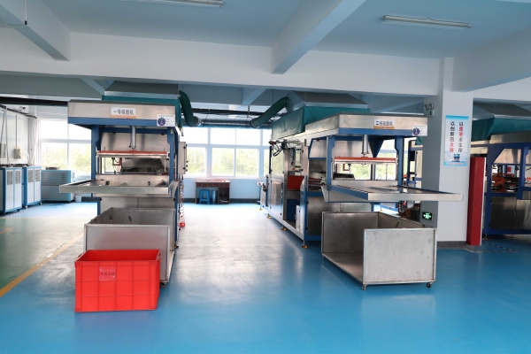 吸塑包(bāo)裝生産(chan)車間